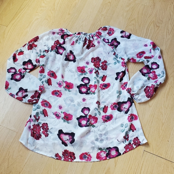 Daisy Fuentes Woman's Size M, Long Sleeve Chiffon Floral Blouse. - Picture 2 of 7